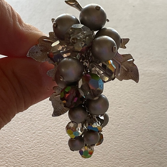 Vintage Brooch Silvertone Grape Cluster gray pearl beads iridescent beads 2.5” - Picture 6 of 9